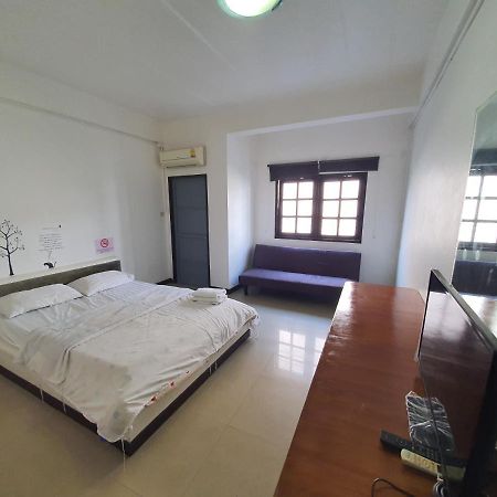 A House Boutique Guesthouse Bangkok Bagian luar foto