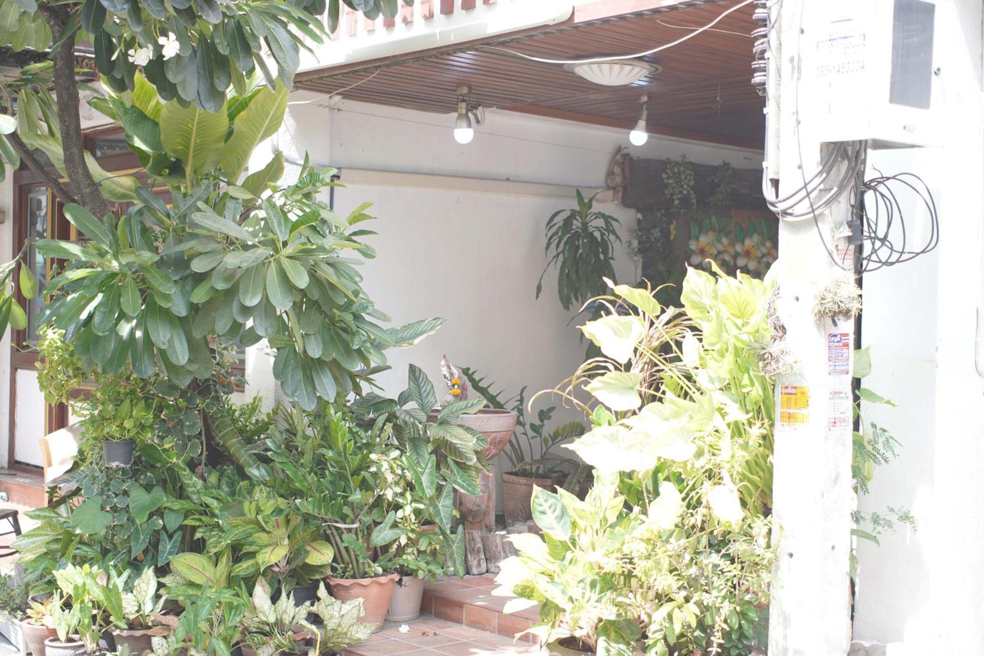 A House Boutique Guesthouse Bangkok Bagian luar foto